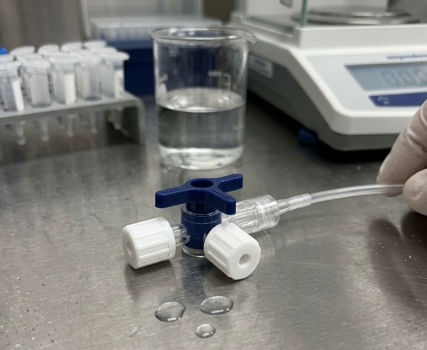 The Fluidics of Safety: technische precisie-infusielijnen met geavanceerde afsluitkraansystemen