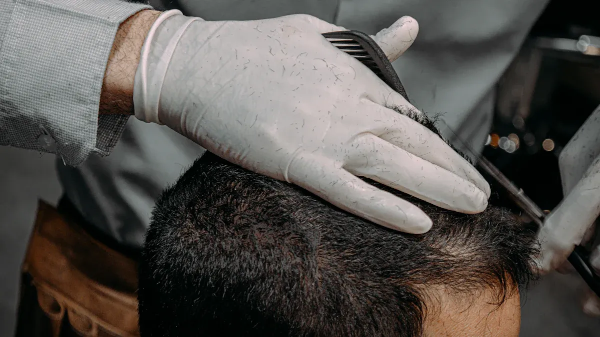 Saffiermesjes versus stalen mesjes voor FUE-haartransplantaties, wat het beste is
