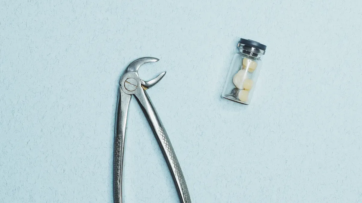 Wat is het verschil tussen een haartransplantatiepincet en een standaard chirurgisch pincet?